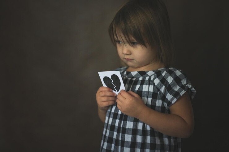 Foto menina triste com um coração partido padrão em um fundo escuro conceito de frustração