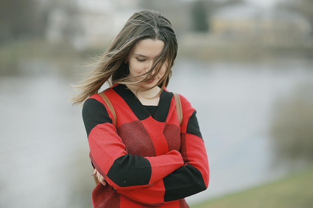 menina triste de outono ao ar livre / clima de outono, retrato de uma jovem adulta em um casaco em uma gaiola, estilo escocês