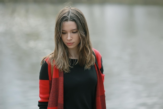 menina triste de outono ao ar livre / clima de outono, retrato de uma jovem adulta em um casaco em uma gaiola, estilo escocês