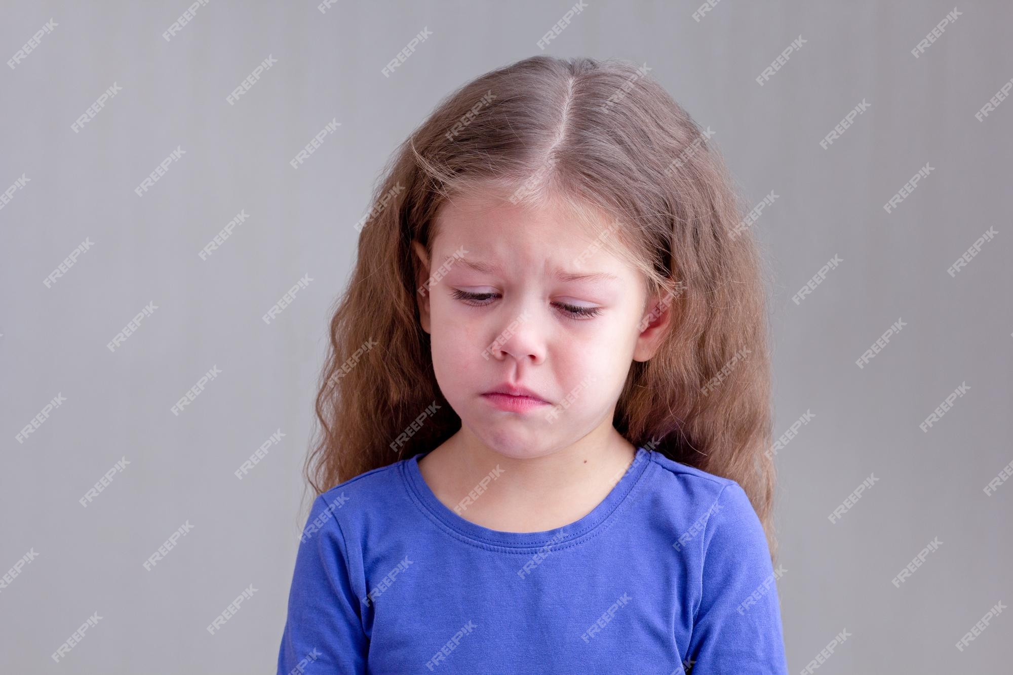 Foto de Lombalgia Retrato De Perfil Lateral Vista Da Menina Triste Infeliz  Em Azul Listrado Tshirt E Trança Cabelo Em Pé E Sentir Dor Em Suas Costas  Ou Rim e mais fotos