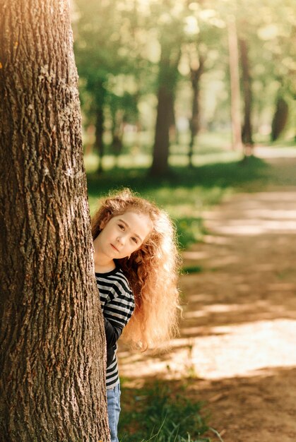 Foto menina triste e pensando no parque no verão