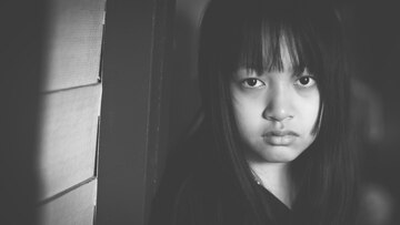 Menina Solitária Triste Chorando Enquanto Sentado No Chão No Quarto Escuro  Com Uma Atitude De Tristeza.Conceito De Depressão Ou Violência Doméstica  Child.Black And White Style Foto Royalty Free, Gravuras, Imagens e Banco