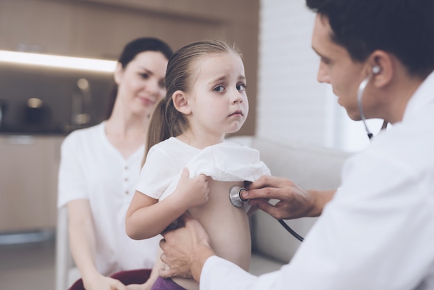 Menina triste está doente médico veio ouvi-la.