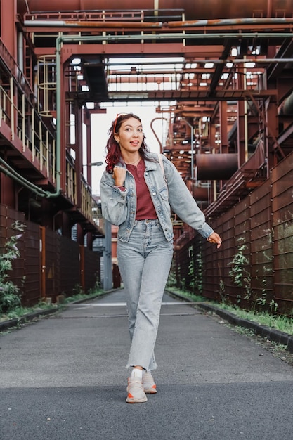 Menina turista visitando o distrito de design industrial e urbano no complexo de minas de carvão de Zollverein Ruhr Destinos de viagem e passeios turísticos no conceito de Essen