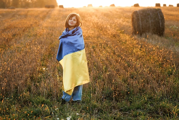 Menina ucraniana com uma bandeira azul amarela contra a guerra do céu na ucrânia dia da independência ucraniana