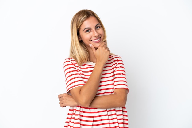 Menina uruguaia loira isolada em um fundo branco feliz e sorridente