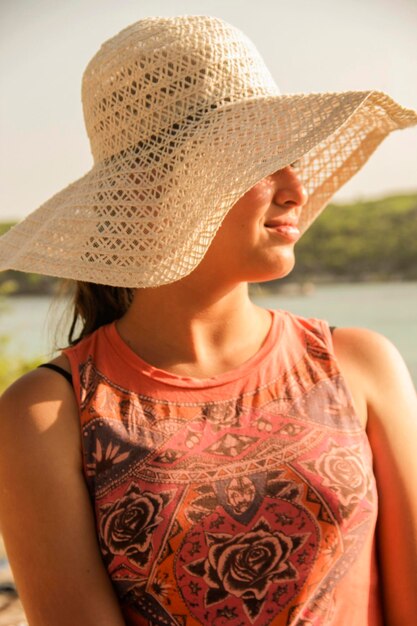 Foto menina usando chapéu durante o dia ensolarado