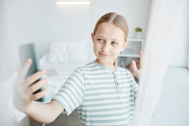 Menina usando chat de vídeo no hospital