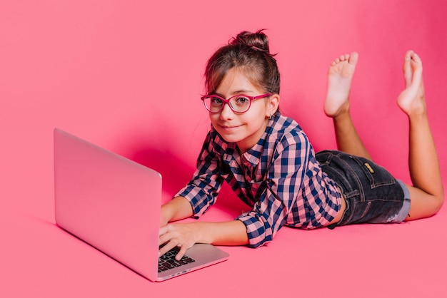 Menina, usando computador portátil