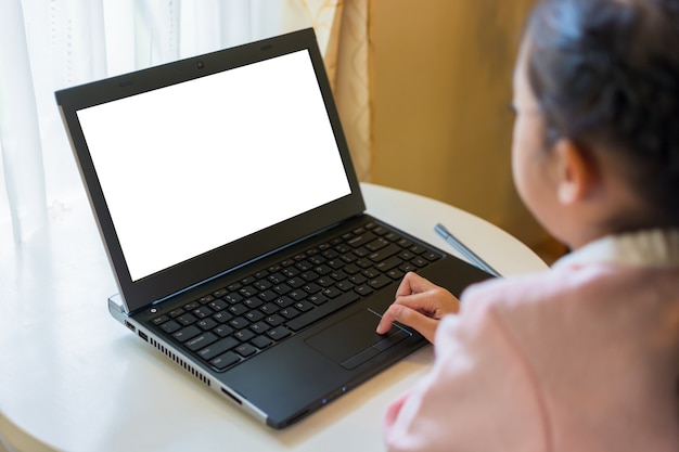 Foto menina usando computador portátil