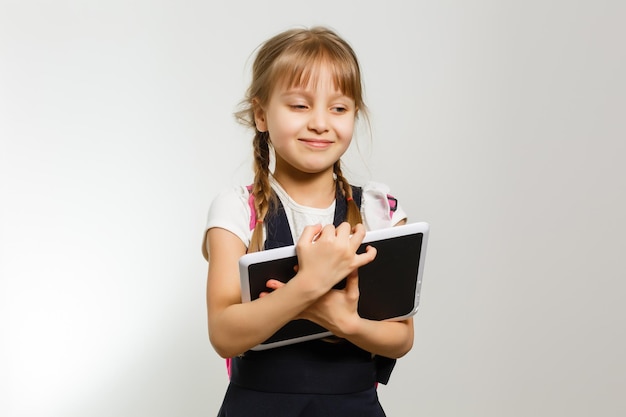 Menina usando computador tablet. isolado no fundo branco.