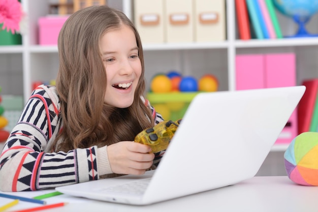 Menina usando laptop moderno