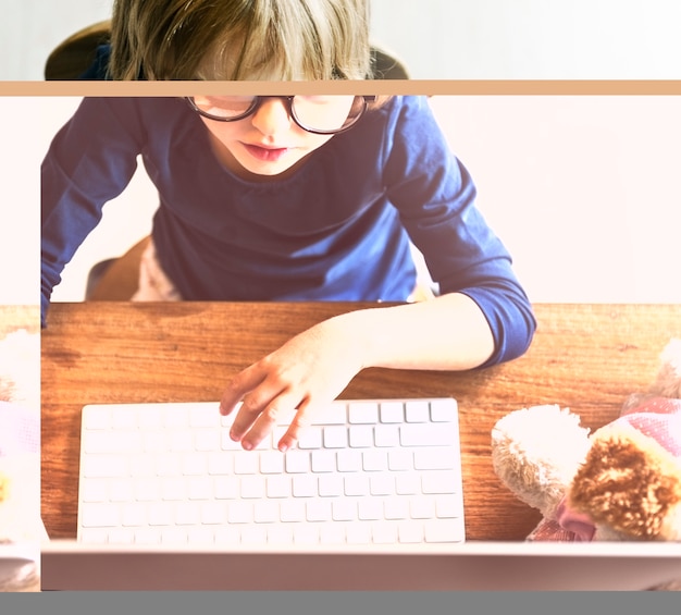 Menina usando o conceito de computador