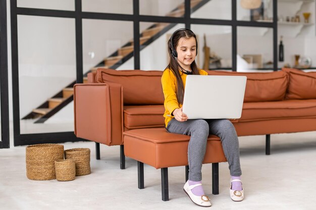 Menina usando o conceito de e-learning de Laptop Digital.