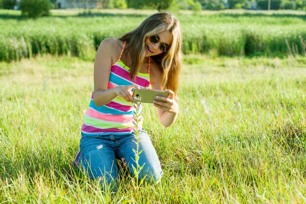 Menina, usando, smartphone