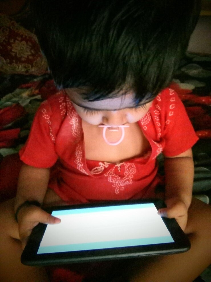 Foto menina usando tablet digital em casa