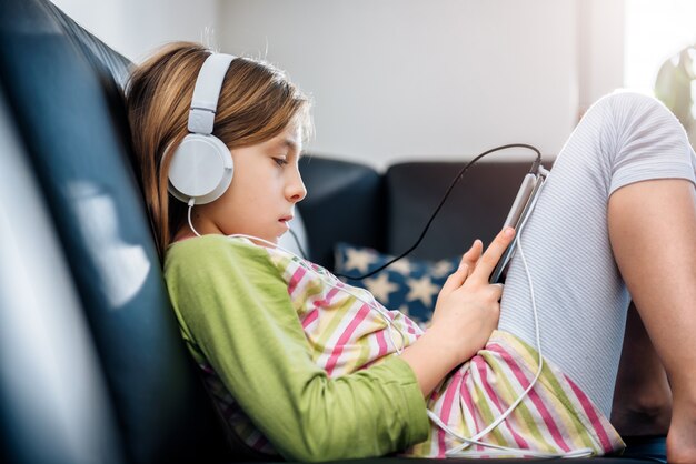 Menina usando tablet e ouvir música