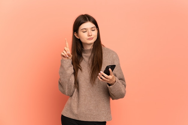 Menina usando telefone celular e levantando o dedo