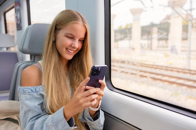 Foto menina usando telefone celular no trem