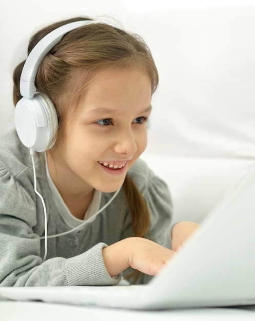 menina usando um laptop