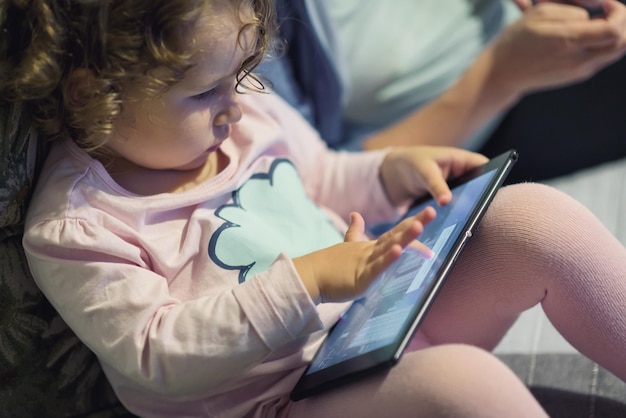 Foto menina usando um tablet digital