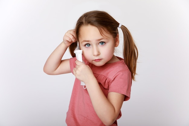 Menina usando uma máscara médica contra vírus e bactérias