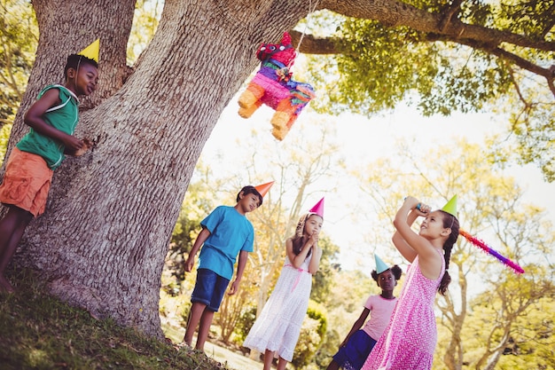 Menina vai quebrar a pinata para seu aniversário