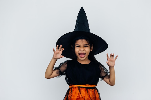 Menina vestida de bruxa para doces ou travessuras de Halloween