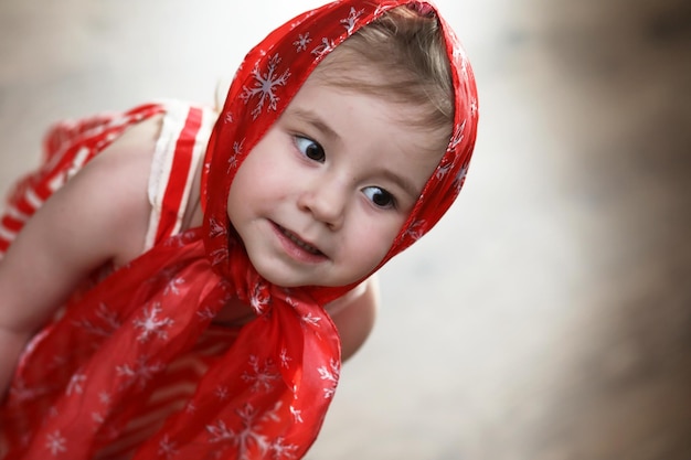 Menina vestida de vermelho dançando com lenço