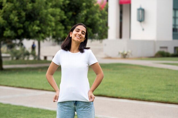 Menina vestindo camiseta branca na escola