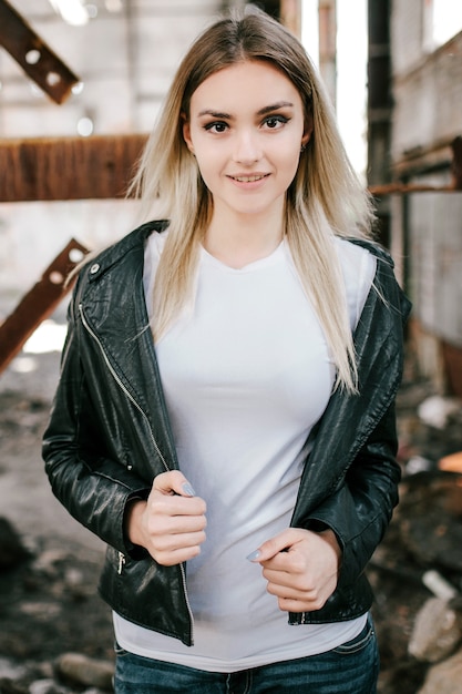 Menina vestindo camiseta e jaqueta de couro