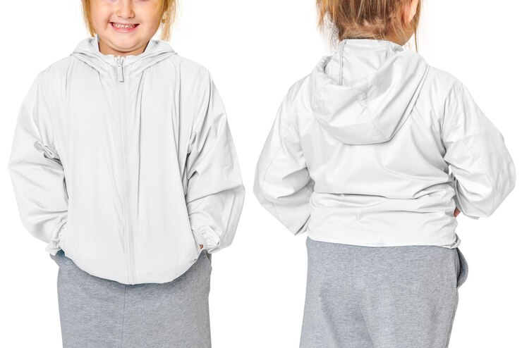 Foto menina vestindo capuz mockup png no estúdio