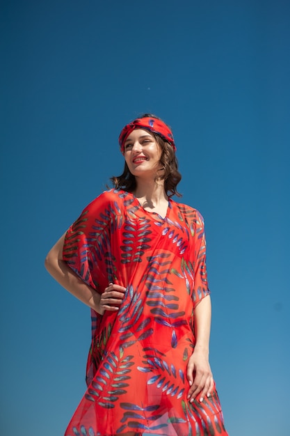 Menina vestindo roupas de praia e posando na praia