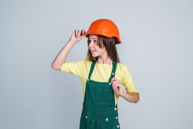 Menina vestindo uniforme e capacete enquanto trabalhava no sucesso da oficina