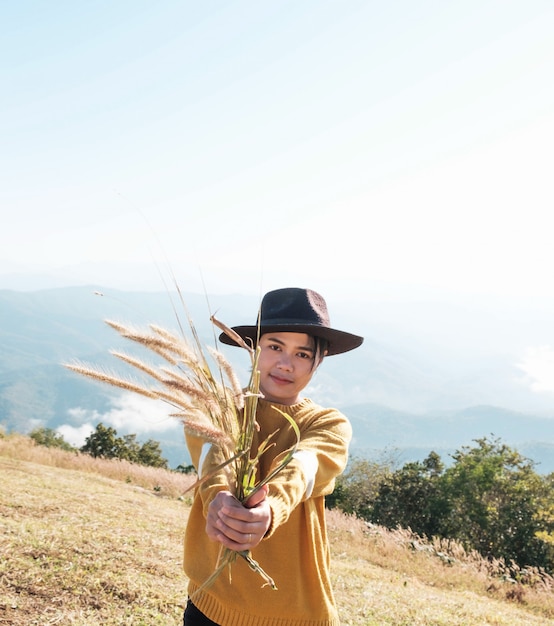 Foto menina viajar sozinho nas montanhas