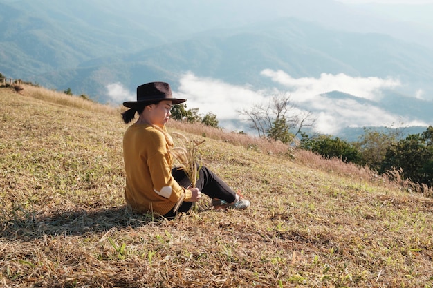 Menina viajar sozinho nas montanhas