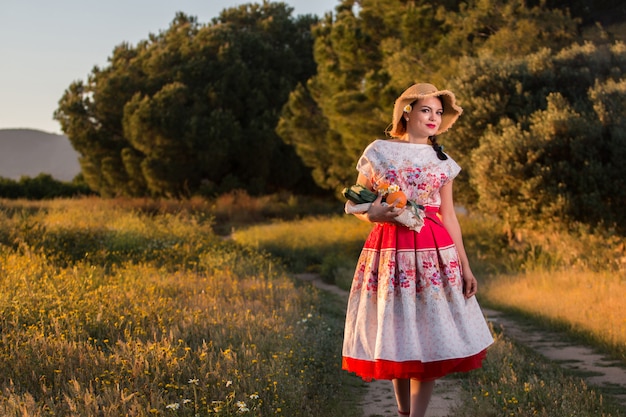 Foto menina vintage na zona rural