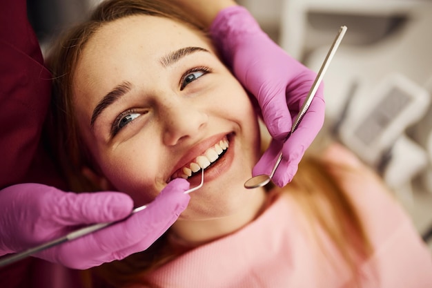 Menina visitando dentista na clínica Concepção de estomatologia