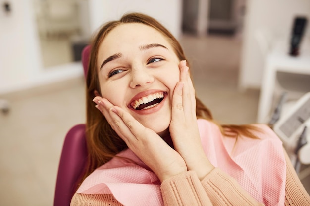 Menina visitando dentista na clínica Concepção de estomatologia