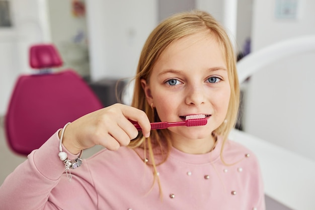 Menina visitando dentista na clínica Concepção de estomatologia