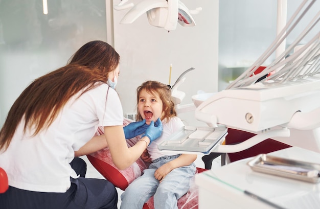 Menina visitando dentista na clínica concepção de estomatologia