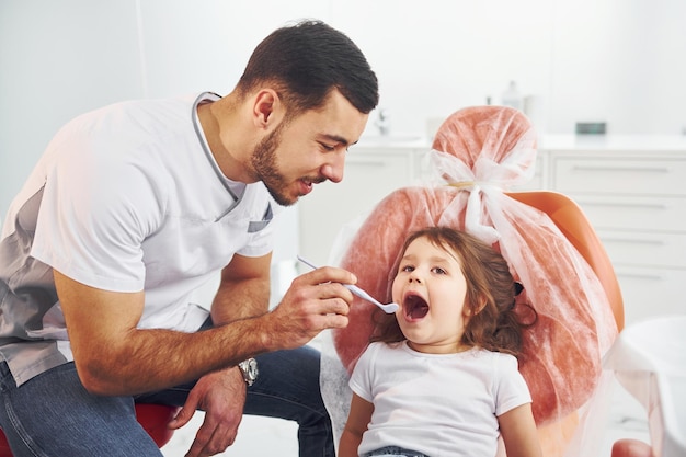 Menina visitando dentista na clínica Concepção de estomatologia