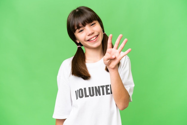 Menina voluntária sobre fundo isolado feliz e contando quatro com os dedos