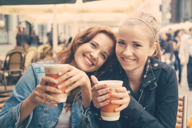 Meninas adolescentes, bebendo, em, barzinhos