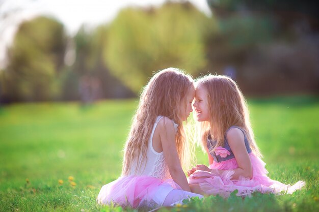 Meninas adoráveis no dia de primavera ao ar livre