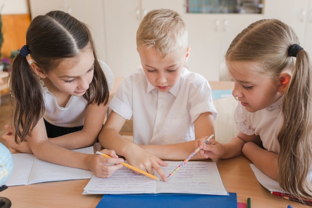 Meninas, ajudando, menino, com, estudos