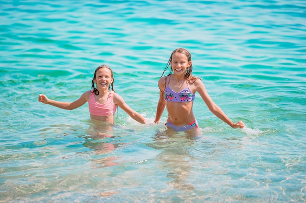 Meninas alegres brincando no mar