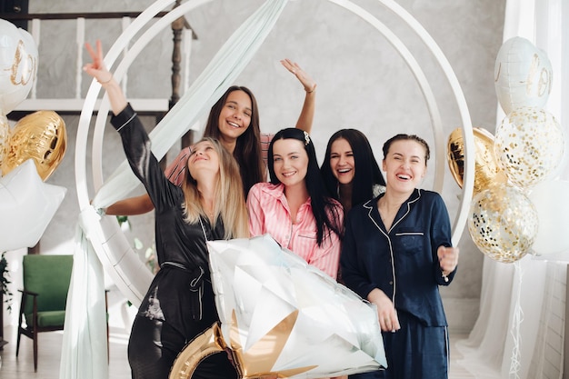 Meninas alegres celebrando a festa de despedida Cinco amigos comemorando a festa