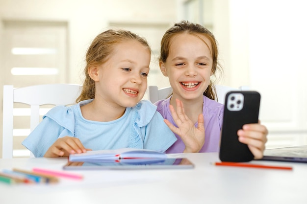 Meninas alegres tendo aula online