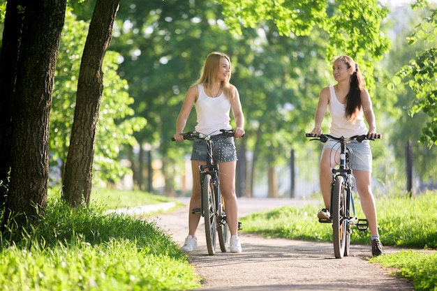 Meninas andar de bicicleta
